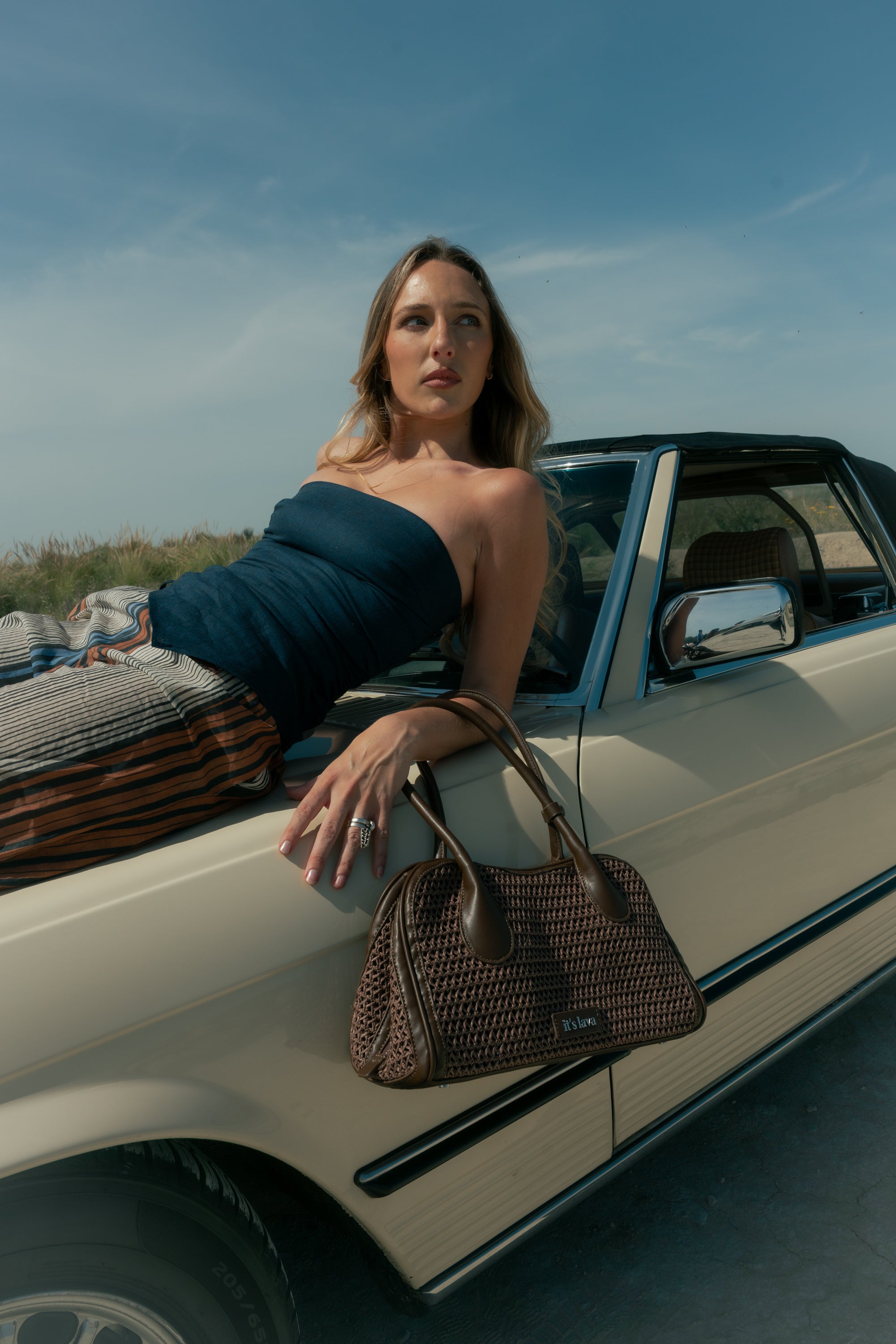BOLSO_BAILEY_RAFIA_EN_MODELO_ITSLAVA